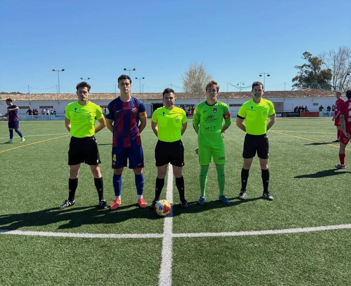 El capitán del Porreres, Pau Socías, y el del Barça posan junto a los árbitros en Ses Forques