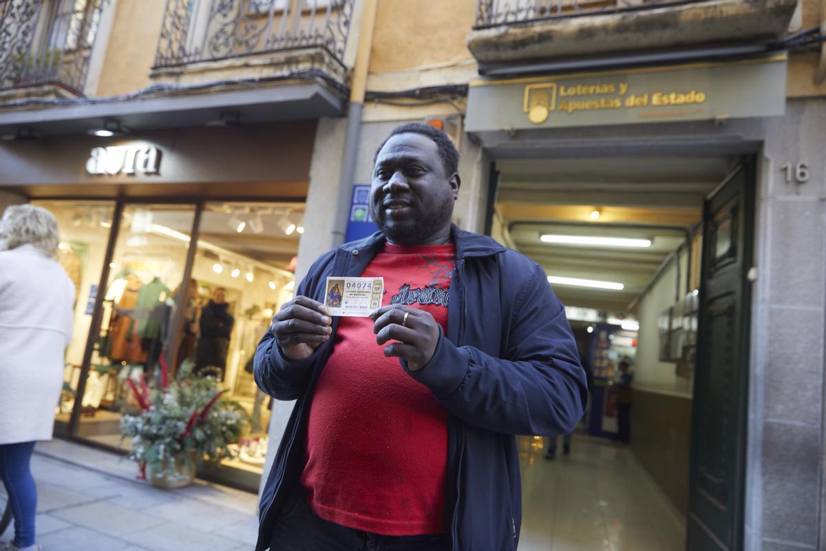 Celebración en la administración de lotería número 1 de Olot, donde se ha vendido el segundo premio.