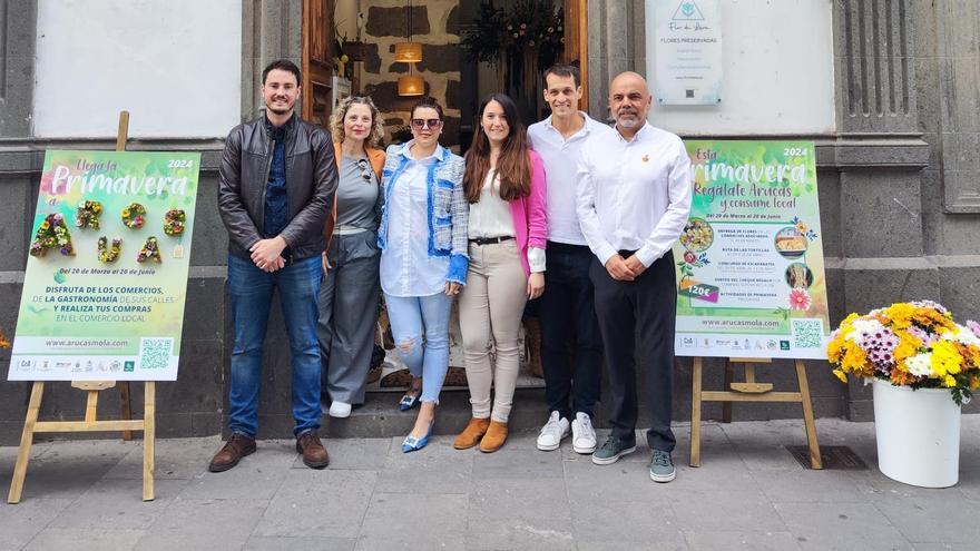 Organizadores a la puerta del establecimiento.