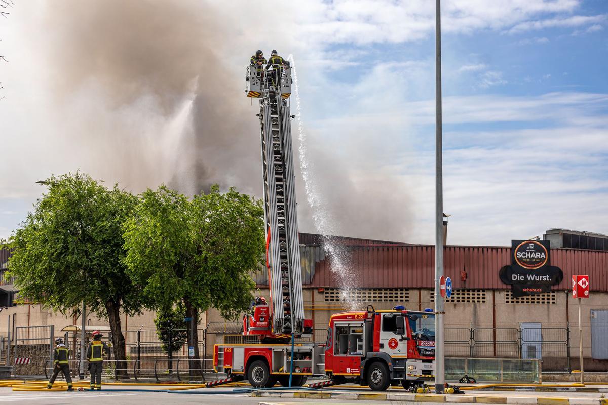 Incendio en la nave de la empresa cárnica Schara en Mercabarna.