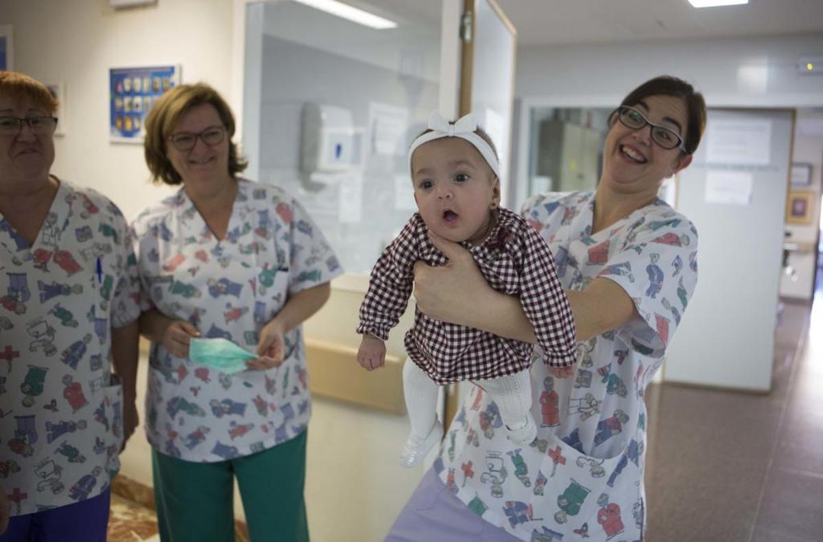 El Hospital General de Alicante logra sacar adelante a una niña prematura de 490 gramos