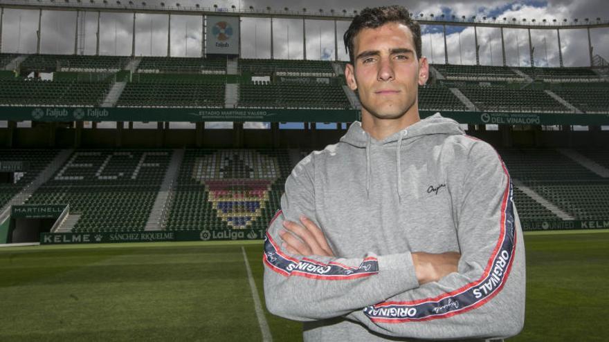 Dani Calvo posa en el estadio Martínez Valero durante una sesión fotográfica