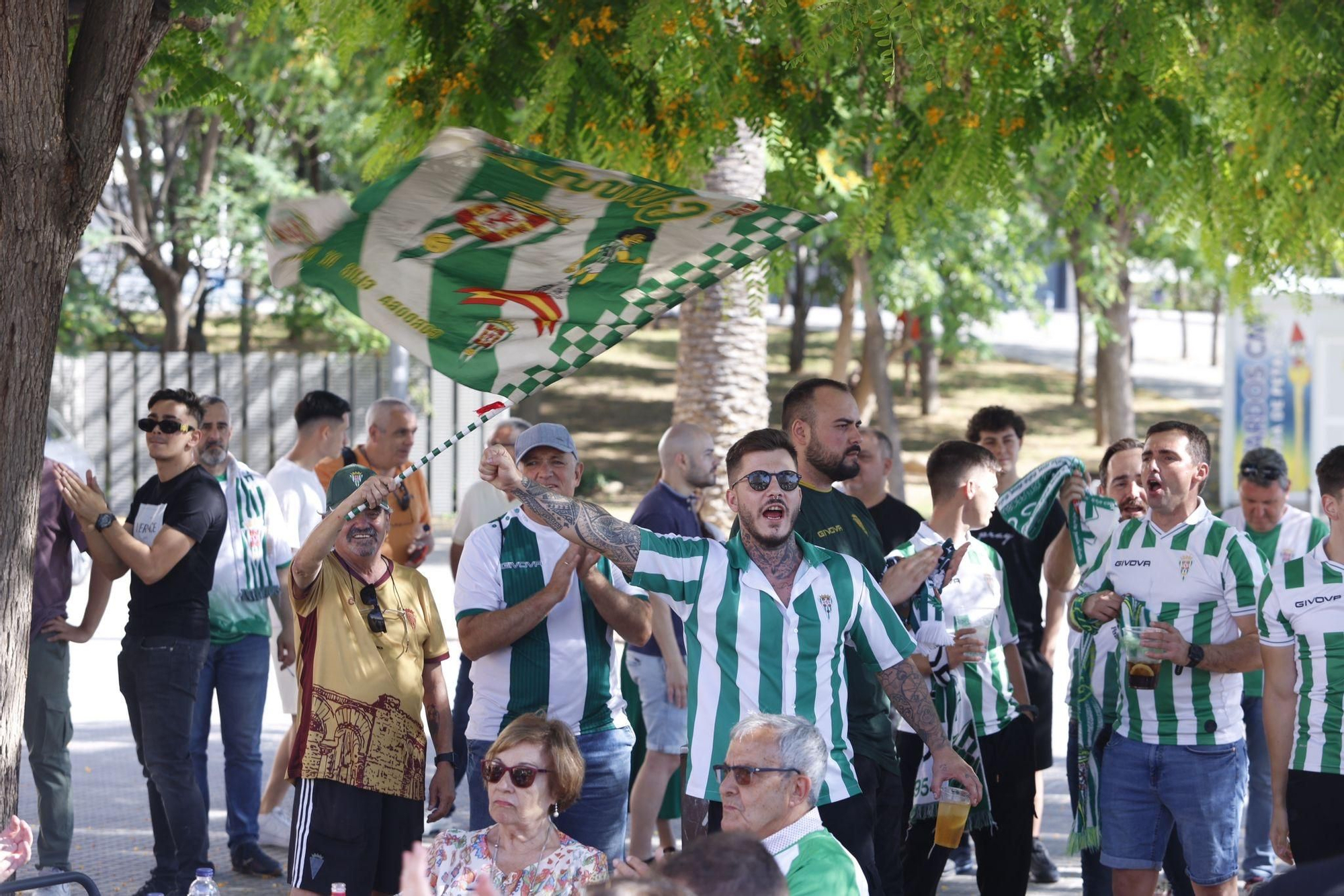 Barcelona Atlétic-Córdoba CF | El recibimiento al equipo de la afición cordobesista, en imágenes