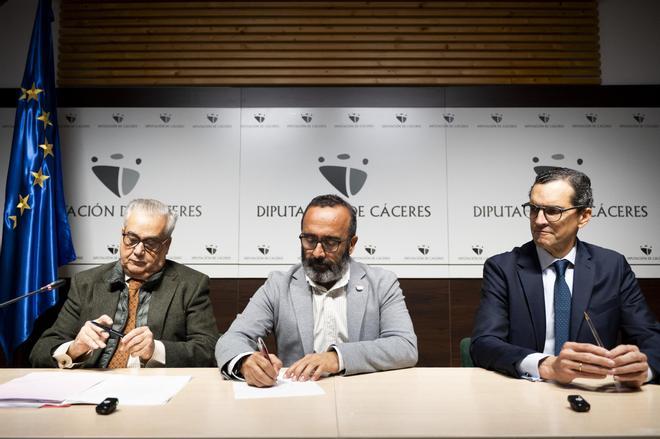 Galería | Firma de la compra del Palacio de Mayoralgo en Cáceres