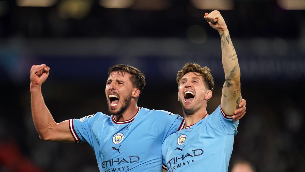 Rúben Dias y John Stones celebran juntos la conquista de la Champions.