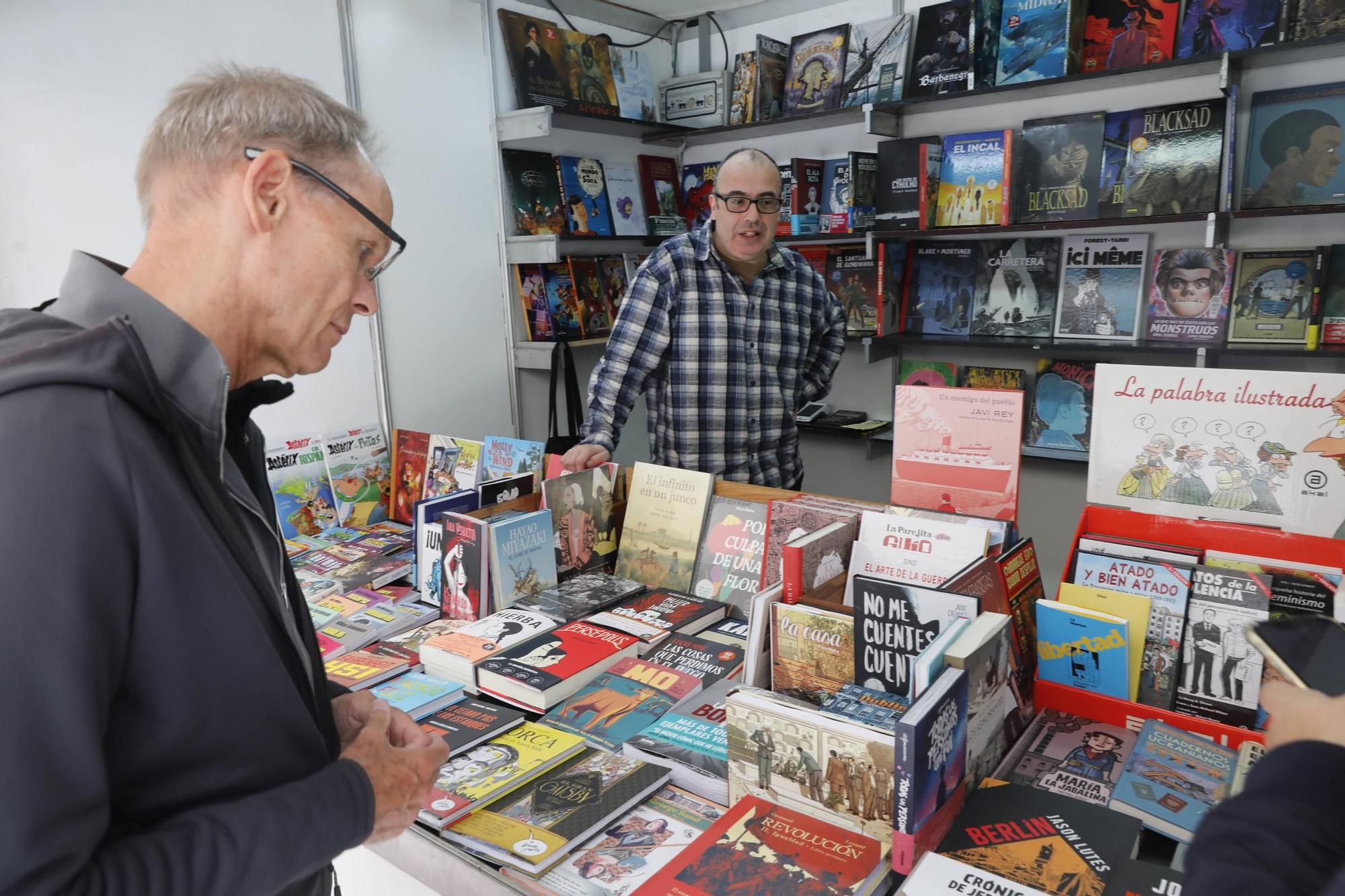 La Feria del Libro de Gijón se pone en marcha (en imágenes)