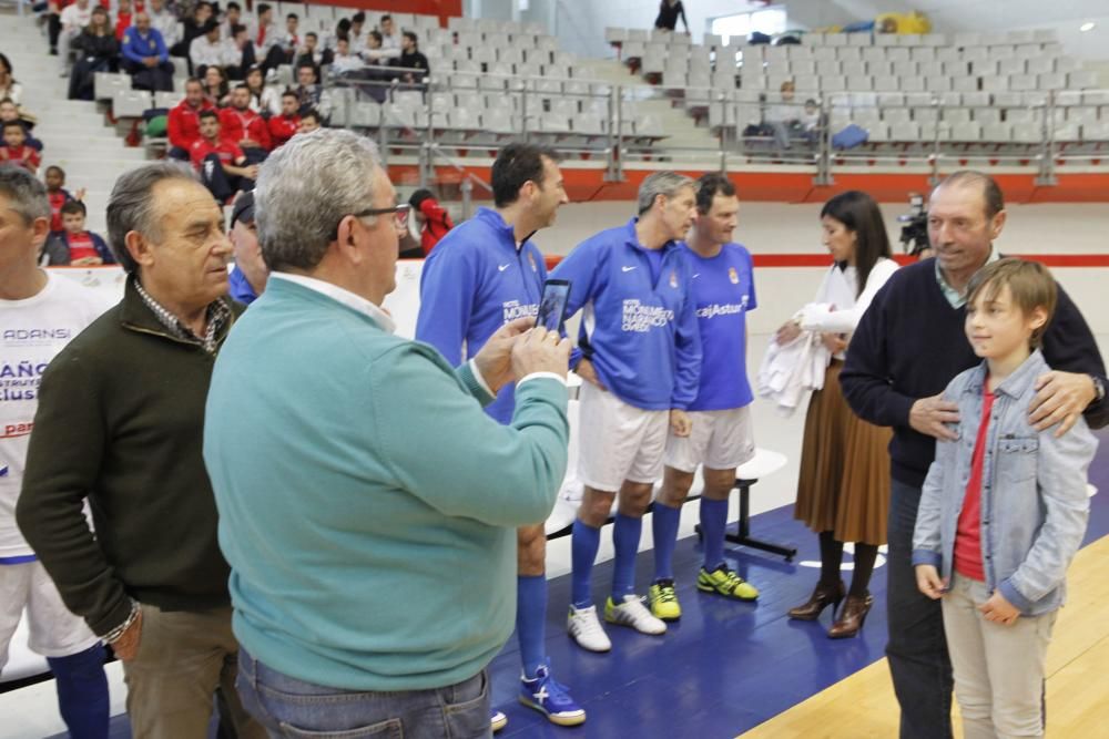 Partido benéfico entre exjugadores del Sporting y del Oviedo en favor de la Asociación Adansi