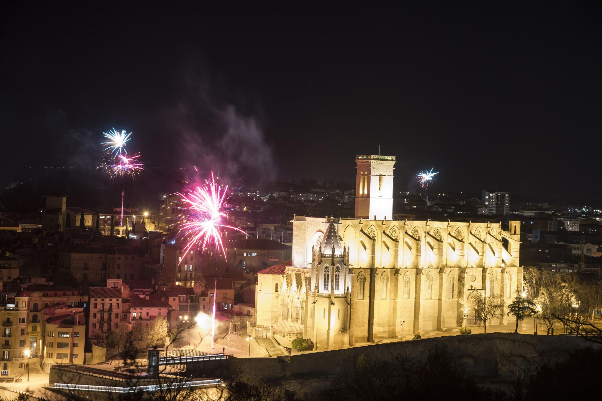 Dotze castells de focs tanquen la Llum 2022