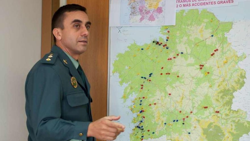 El teniente coronel Molano muestra el mapa de puntos negros en las carreteras gallegas. // 13Fotos