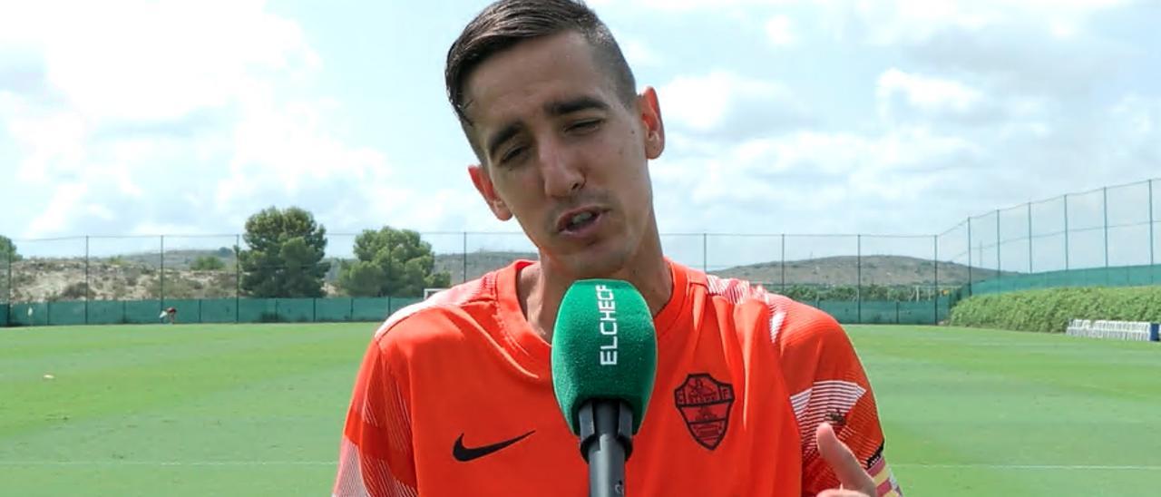 Edgar Badia atendiendo a la televisión del Elche CF tras el partido