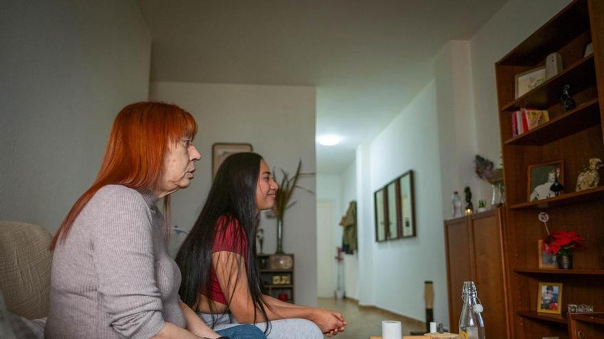Personas mayores y jóvenes comparten hogar en Canarias para romper la soledad