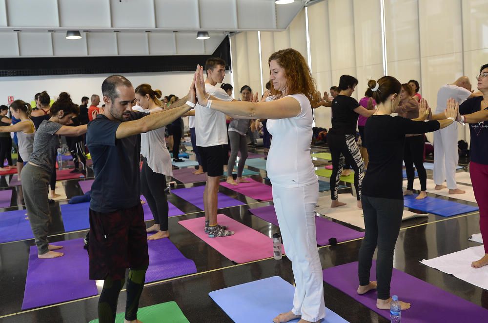 El yoga toma el Centro de Congresos de Elche