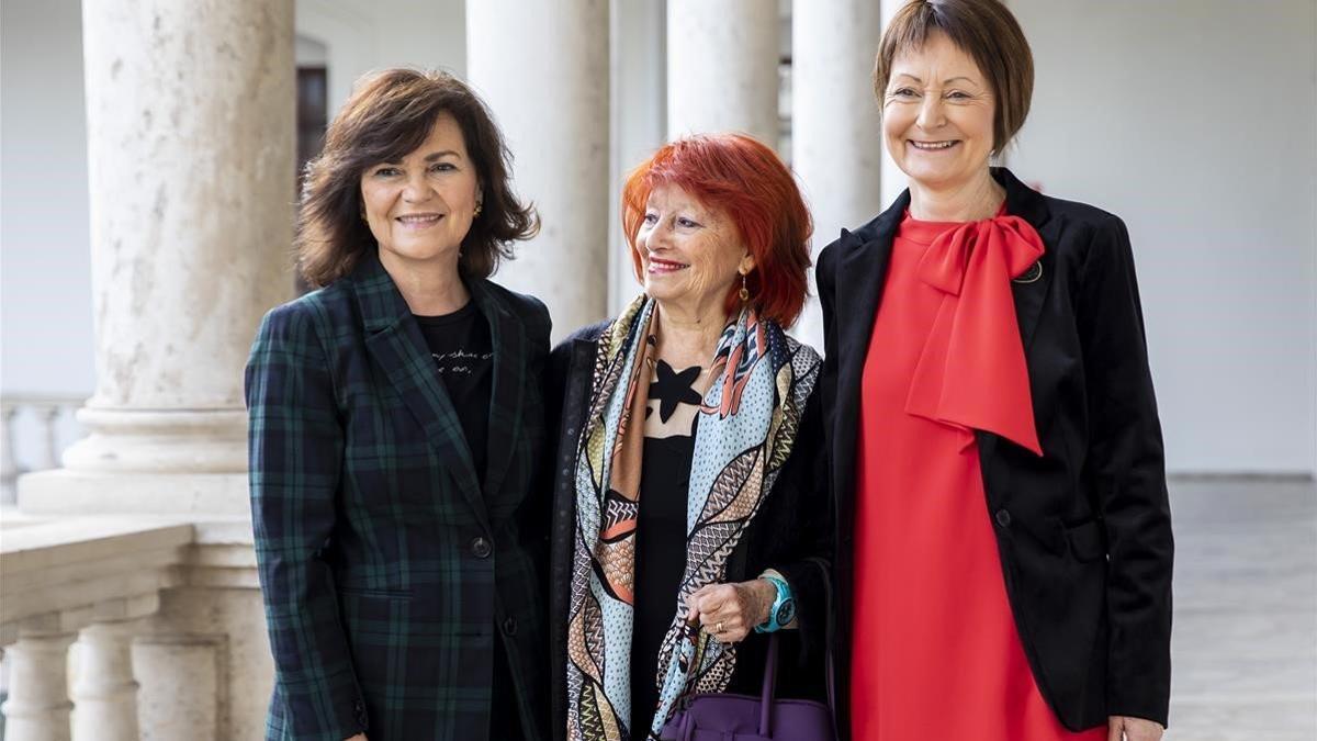 Carmen Calvo, con laa rectora de la Universitat de Valencia, Mavi Mestre, y la jurista Julia Sevilla, premiada con la medalla de la institución.