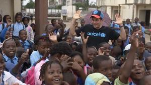 Orlando Bloom ayuda a niños de Mozambique afectados por un ciclón.