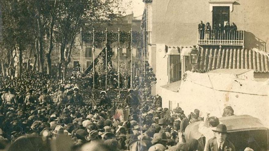 La Esperanza, por el Perchel, en la mañana del Viernes Santo.