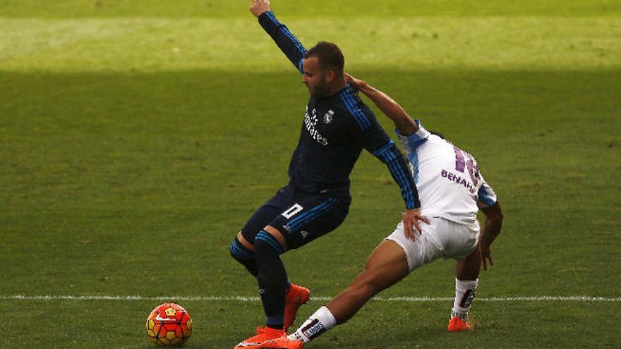 El grancanario Jesé Rodríguez pelea un balón con el jugador del Málaga, Roberto Rosales.