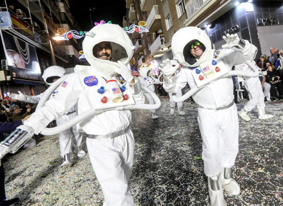 Más de medio centenar de carrozas participan en un multitudinario desfile que recorrió las calles del centro de Benidorm.