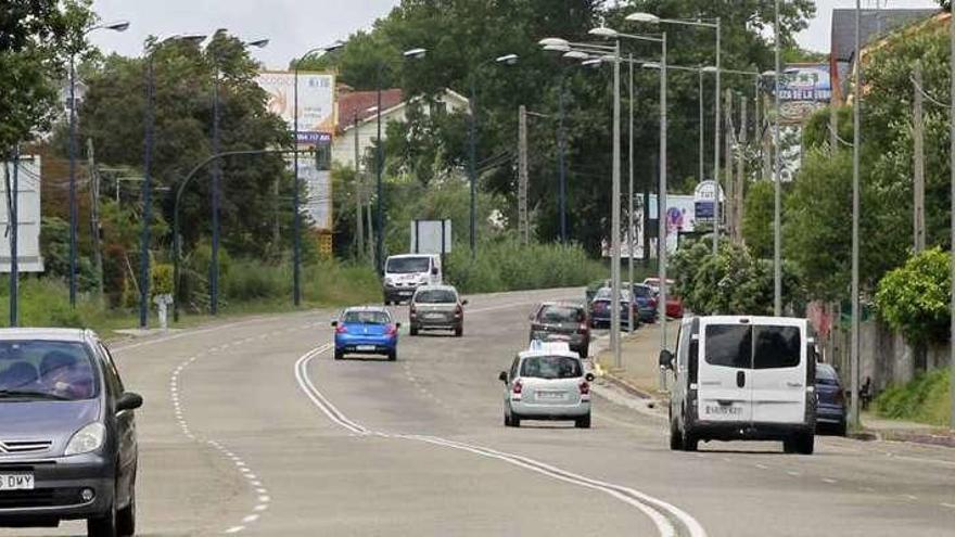 Imagen actual de la avenida de Europa con tramos sin acera para los viandantes. // J. Lores