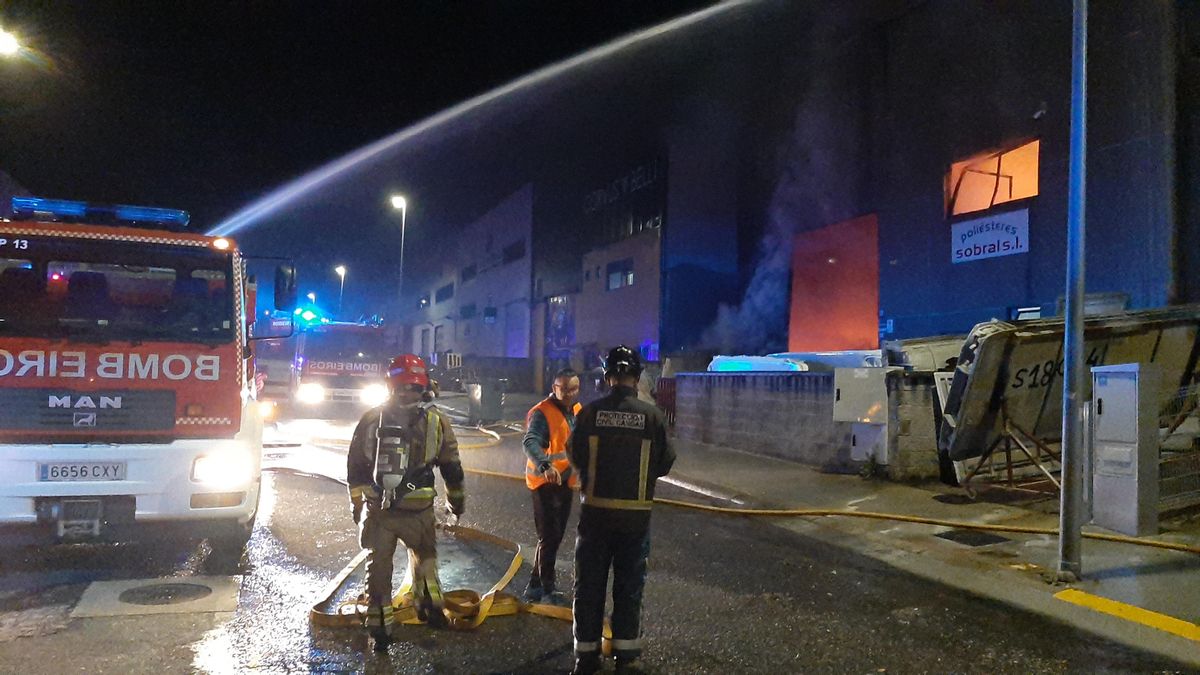 Los Bombeiros do Morrazo y el Grupo de Emerxencias Cangas en un incendio en el polígono de Castiñeiras, una de las zonas sensibles del municipio.