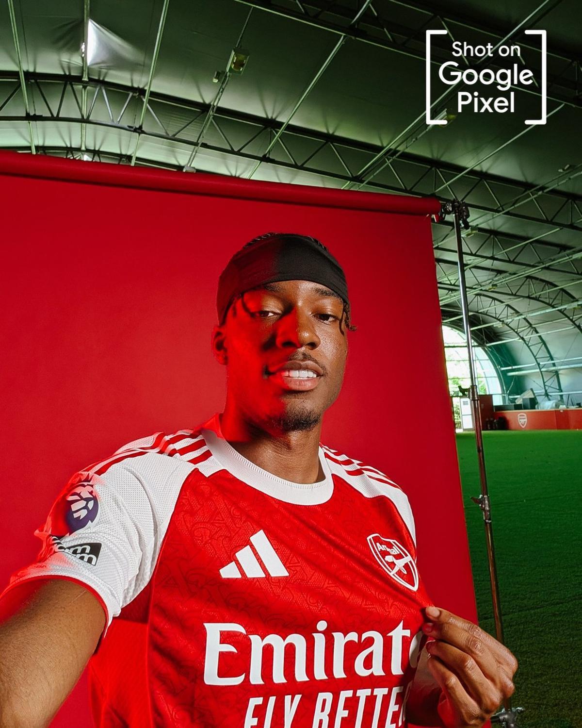 Madueke, con la camiseta del Arsenal