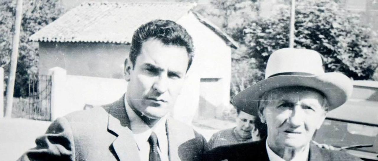 El lavianés y Alfonso Camín, durante una visita del escritor a Laviana.
