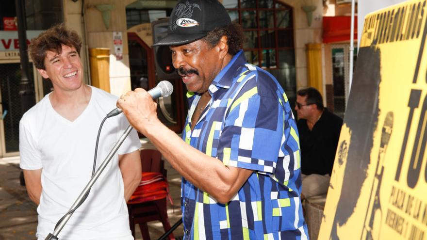 Javier Ojeda, con George McCrae al micrófono