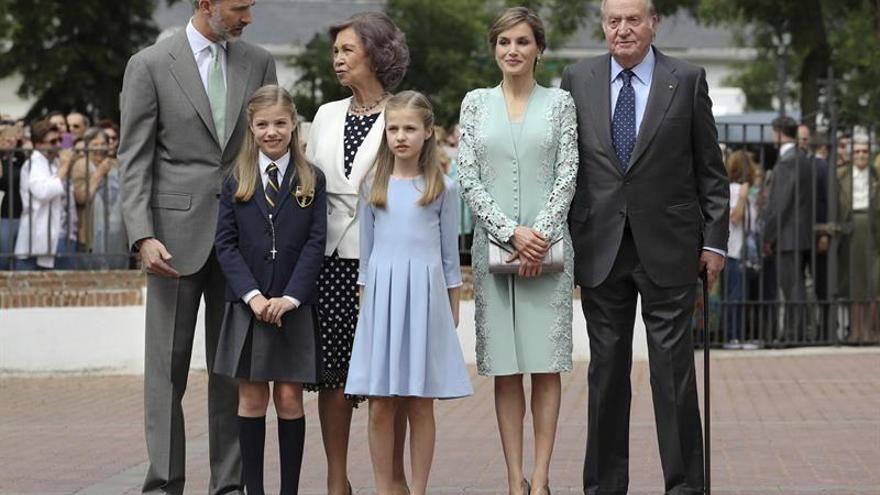 La infanta Sofía toma la comunión acompañada por sus padres y abuelos