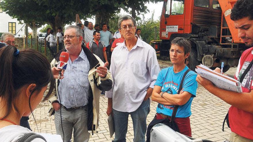 Los tres ediles de ACE comparecieron ante la prensa junto mientras un grupo de vecinos impedía el acceso de camiones a Massó