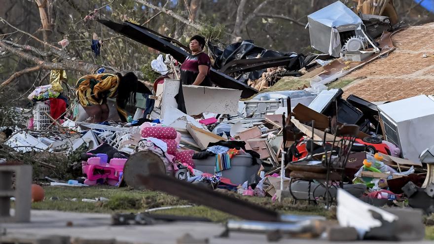 Más de una veintena de muertos tras el paso de un tornado por Misisipi