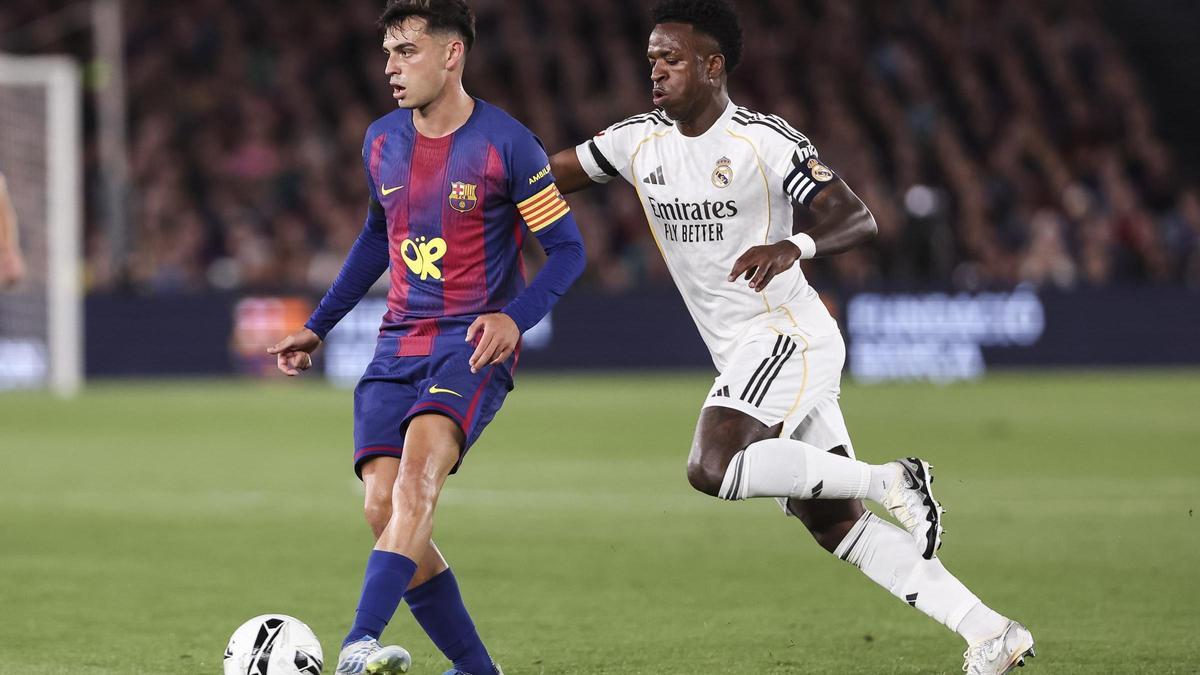 Pedri, pressionat per Vinicius en un clàssic.