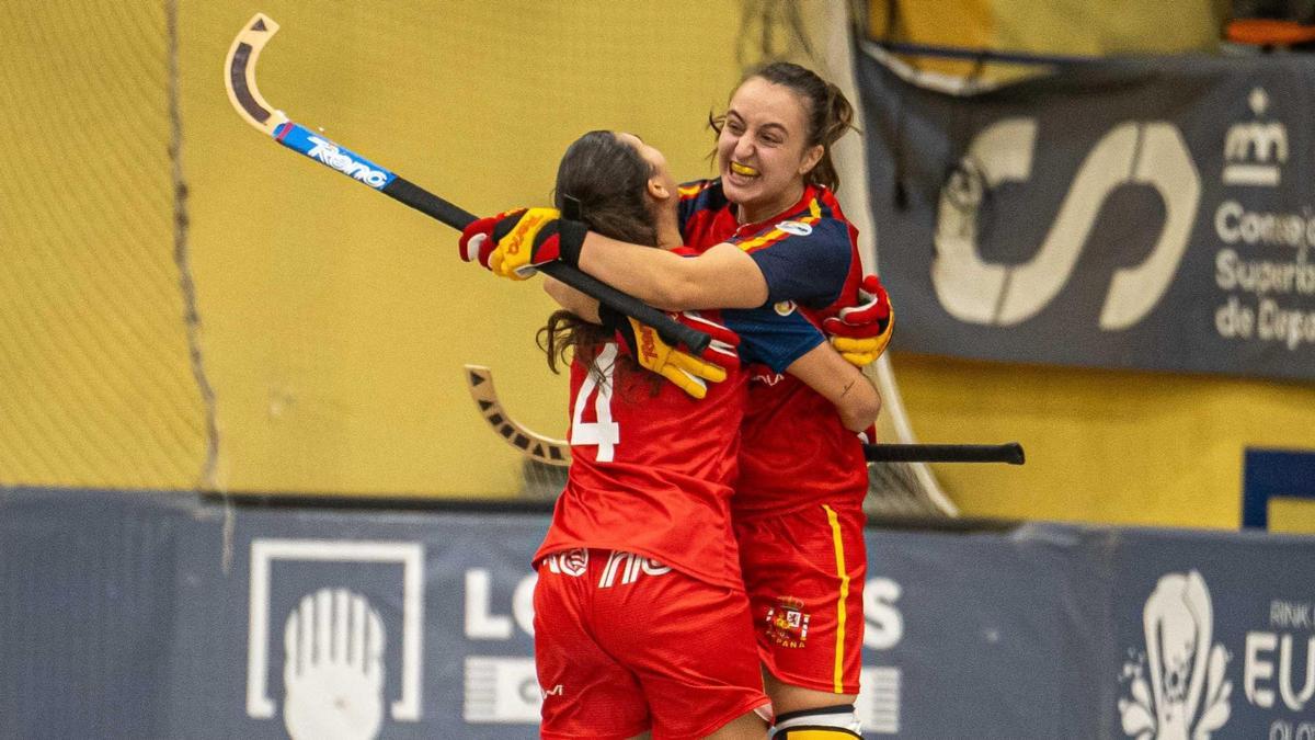 Dos jugadoras festejan un gol en torneo que se disputa en Olot.