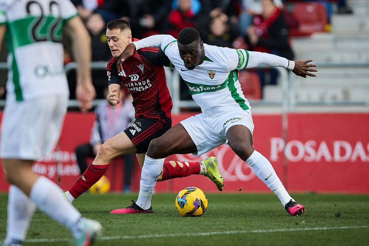 Bambo Diaby comete una de las faltas por las que sería amonestado con tarjeta amarilla para finalmente ser expulsado.