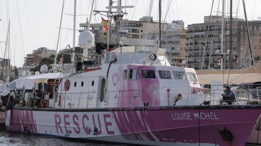 Bunt gestaltet: die &quot;Louise Michel&quot; im Hafen von Palma.