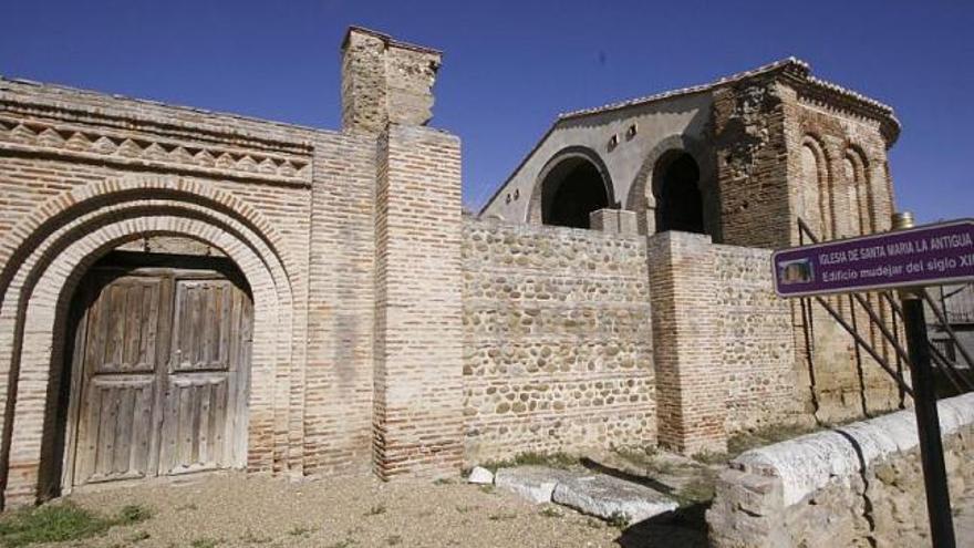 Puerta principal de la iglesia de Santa María la Antigua de Villalpando.