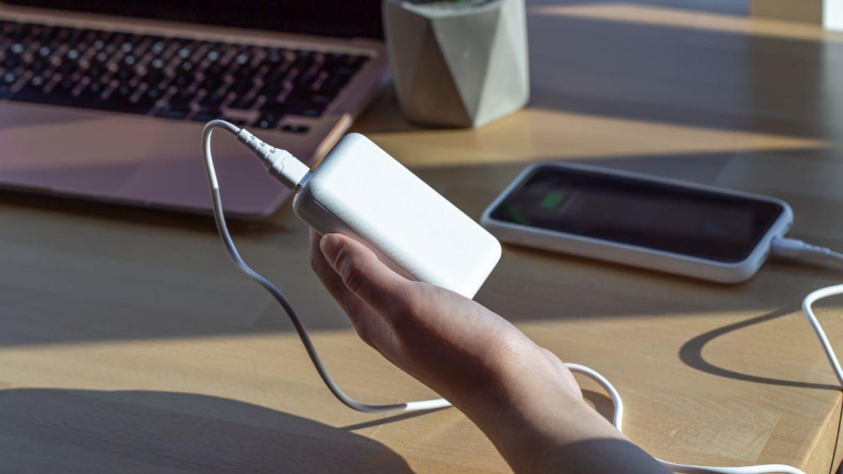 Para estar sin preocuparse de cargar tu dispositivo en días: Anker PowerCore 26800