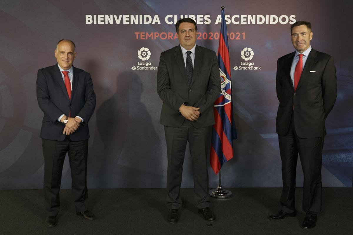 RECEPCION DE LALIGA A LOS CLUBS QUE HAN ASCENDIDO A PRIMERA DIVISION. DE IZDA A DCHA, JAVIER TEBAS, MANOLO TORRES Y FELIPE MARTIN.. FUTBOL. COMPETICIONES FUTBOL. LIGA ESPAÑOLA.