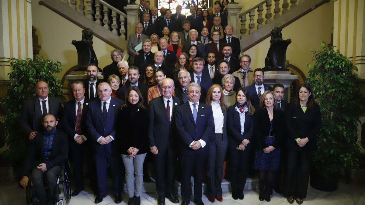 Reunión de las autoridades públicas con los cónsules de Málaga en el Ayuntamiento de Málaga.