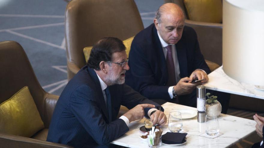 Fernández Díaz, a la foto esmorzant amb Rajoy, va demanar respecte per a ell i per a De Alfonso · EFE