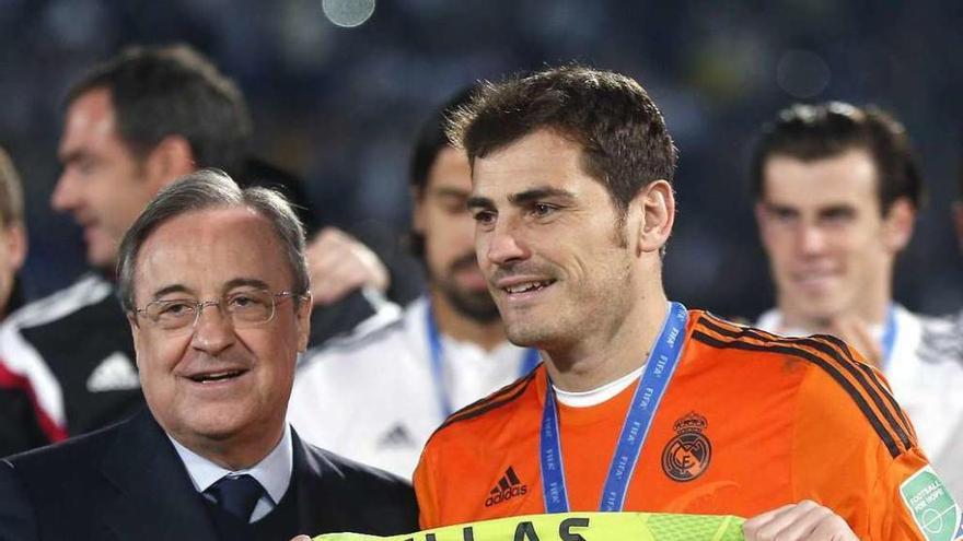 Florentino y Casillas, el día en que el portero cumplió 700 encuentros oficiales como madridista. // Chema Moya