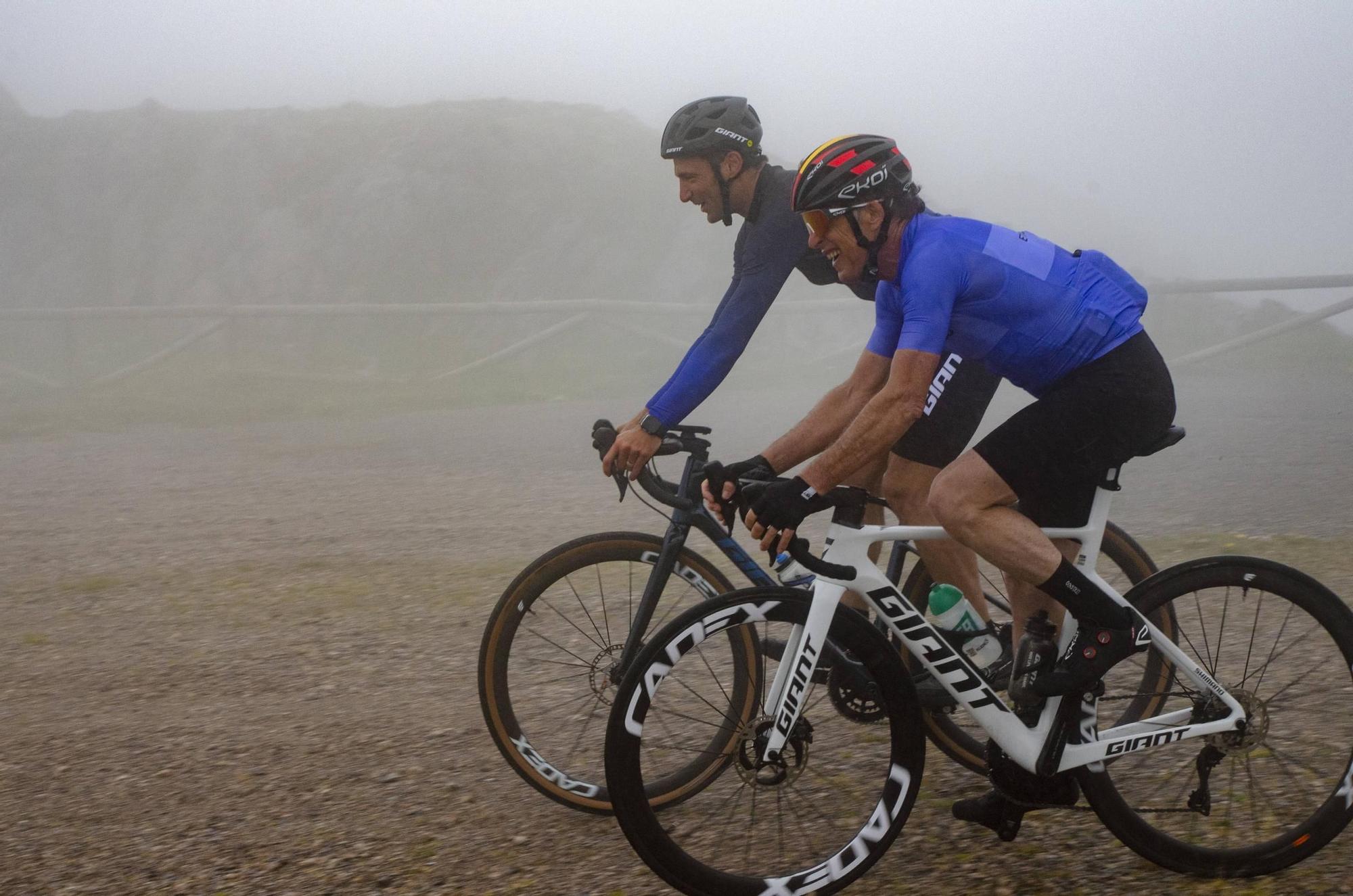 En imágenes: El seleccionador argentino Lionel Scaloni y Pedro Delgado suben al Angliru