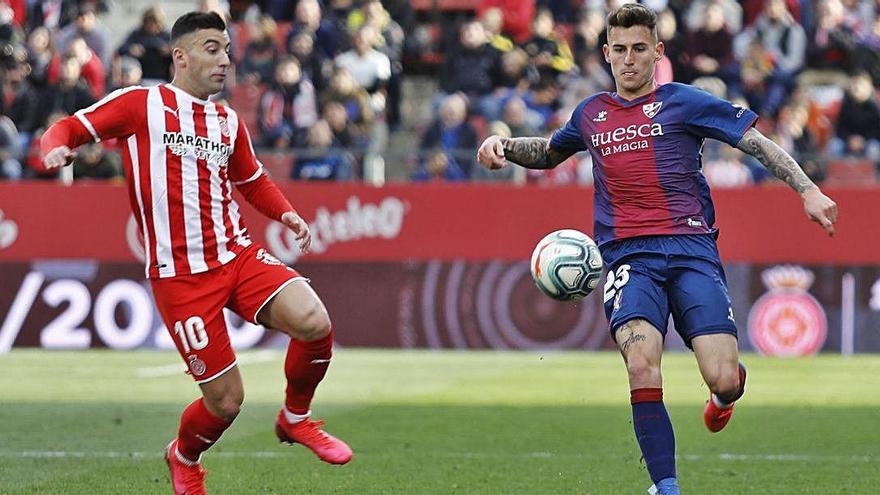 Borja García i Dani Raba (Osca) disputen una pilota en el duel que el Girona va guanyar per la mínima a Montilivi (1-0).