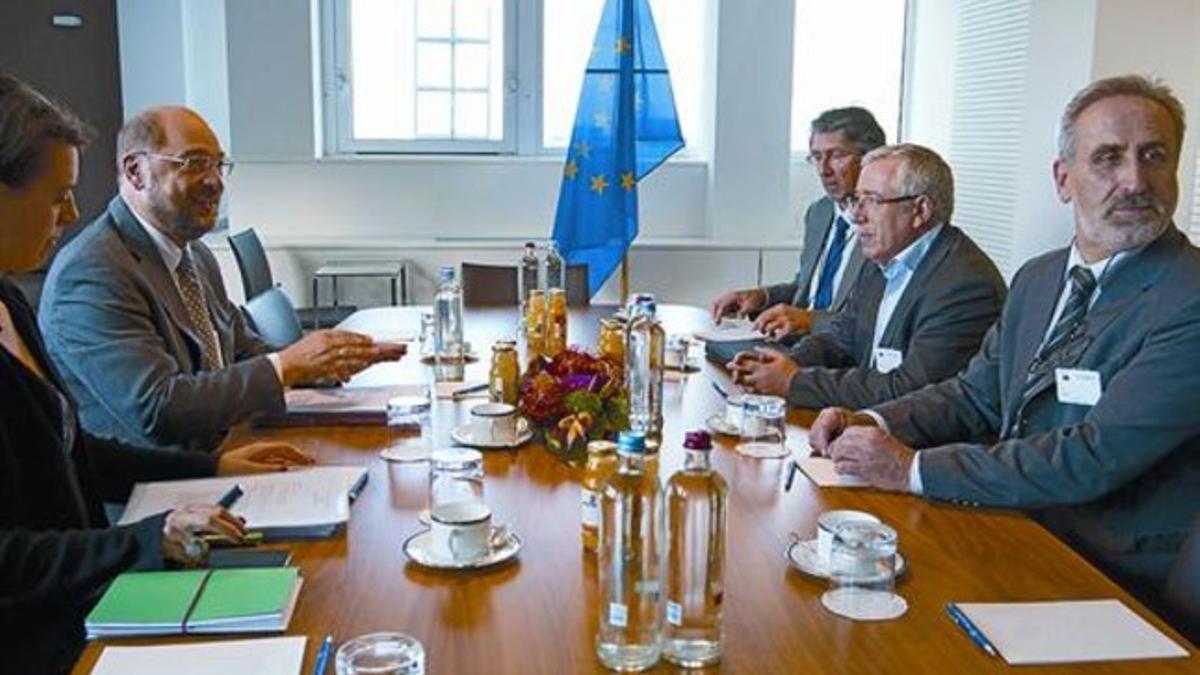Contactos 8 Toxo (a la derecha, en el centro) con Martin Schulz, presidente del Parlamento Europeo, ayer.