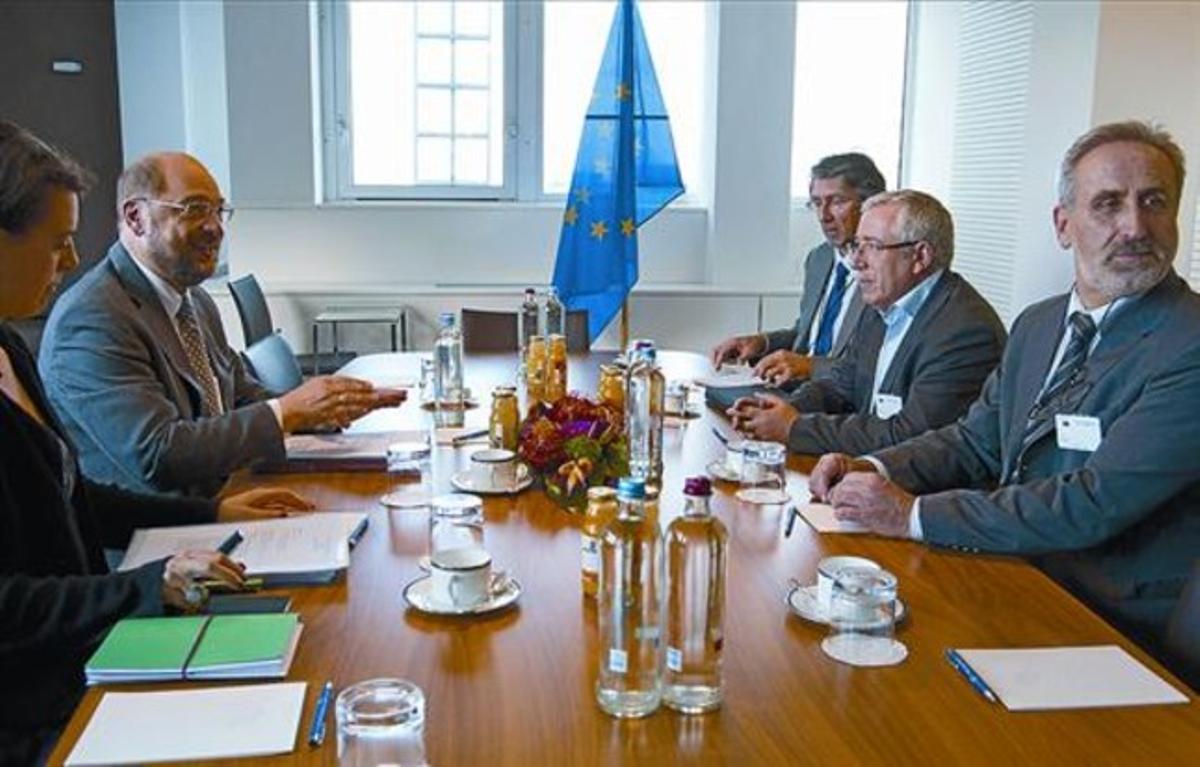 Contactes 8 Toxo (a la dreta, al centre) amb Martin Schulz, president del Parlament Europeu, ahir.