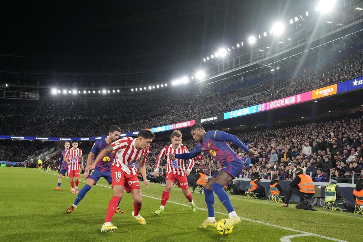 Marcus Rashford (d), protege el balón ante Nahuel Molina.