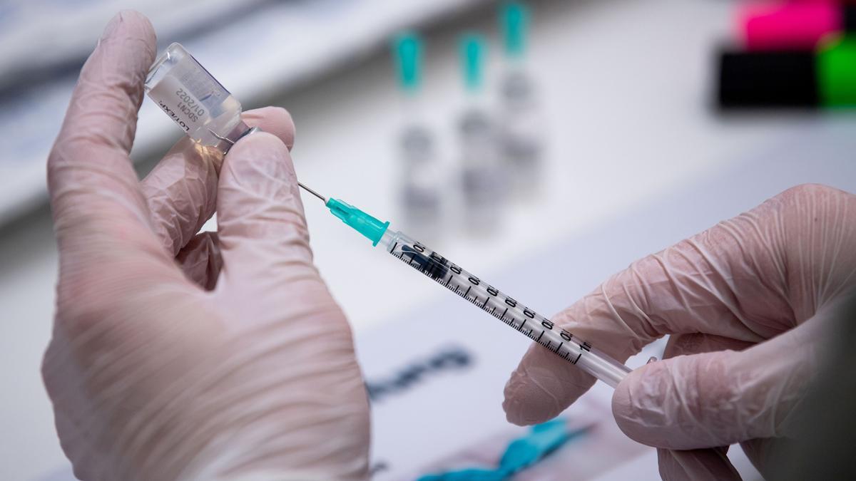 Archivo - Un profesional sanitario prepara una dosis de la vacuna contra la COVID-19 de Pfizer y BioNTech, foto de recurso