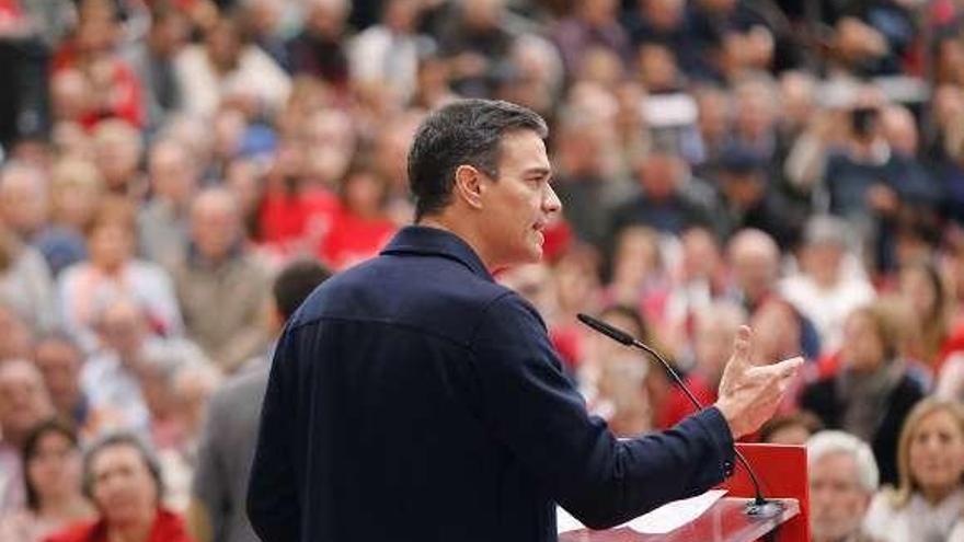 Sánchez, ayer, durante un acto socialista en Valencia. // Efe