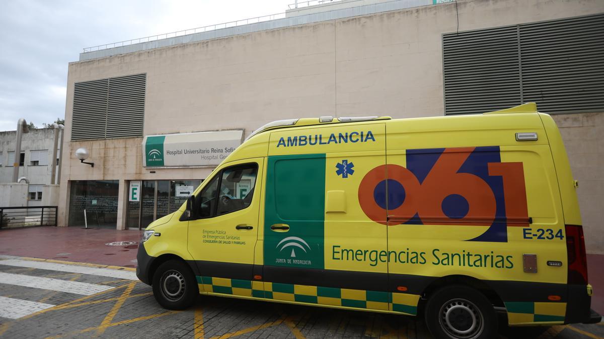 Una ambulancia del 061 en el hospital Reina Sofía.