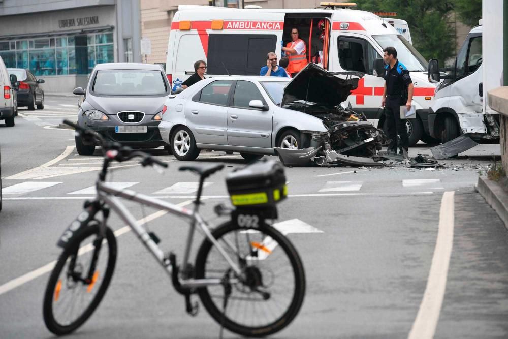 El accidente, en la rotonda de Salesianos, obligó a cortar dos carriles en sentido Monte Alto.