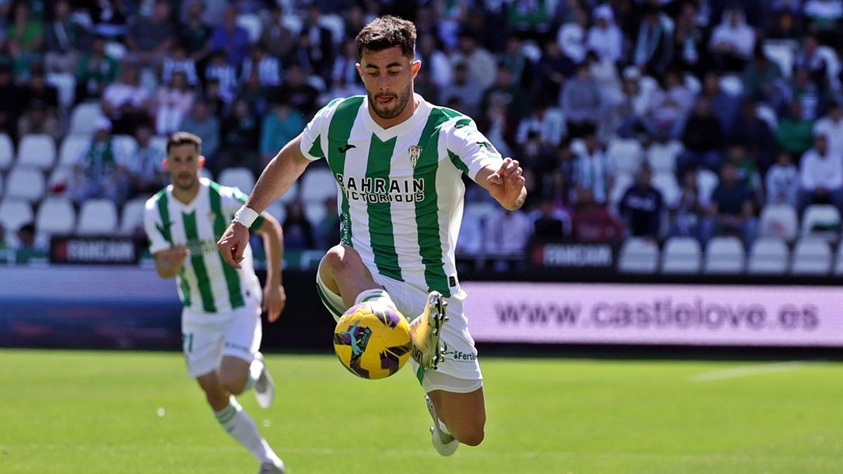 Jacobo González controla el esférico durante el pasado choque ante el Elche.