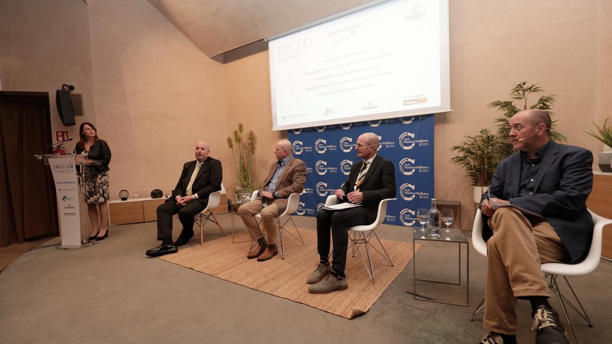 Isabel Teruel, directora de OCIBAR, ejerció como moderadora. En esta imagen, los participantes en la mesa sobre ‘Retos de Mallorca como destino náutico para grandes yates’. Tomeu Bestard, CEOde Alcudiamar; Jonathan Syrett, CEOde Hamilton Marine; León Von Ondarza, abogado especialista en náutica; y Miguel Ángel Serra, abogado y economista, socio de Albors.